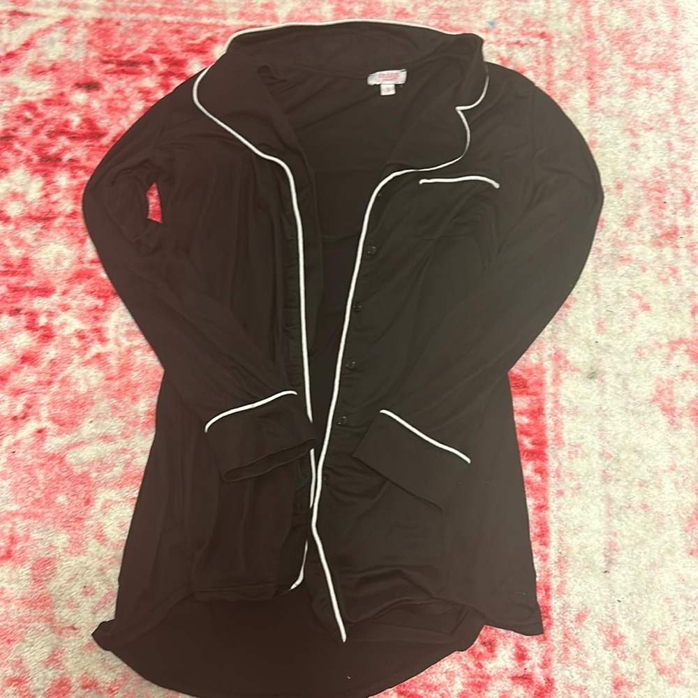 Black night-shirt